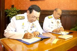 ลงนามถวายพระพร เนื่องในโอกาสวันเฉลิมพระชนมพรรษาสมเด็จพระเจ้าอยู่หัว