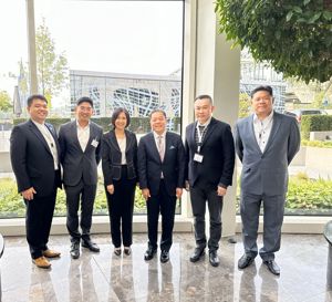 ประธาน กสทช. ร่วมกับ กสทช. พลตำรวจเอก ดร. ณัฐธร เพราะสุนทร และ นายไตรรัตน์ วิริยะศิริกุล รสทช. (ยก.) รก. ลสทช. ร่วมประชุมหารือทวิภาคีกับ 3 หน่วยงานกำกับดูแลคู่ภาคี อันได้แก่ สาธารณรัฐแอฟริกาใต้ ราชอาณาจักรบาห์เรน และสาธารณรัฐสิงคโปร์ ระหว่างการเข้าร่วมการประชุม International Regulators Forum (IRF) 2023 ณ เมืองโคโลญจ์ สหพันธรัฐเยอรมนี